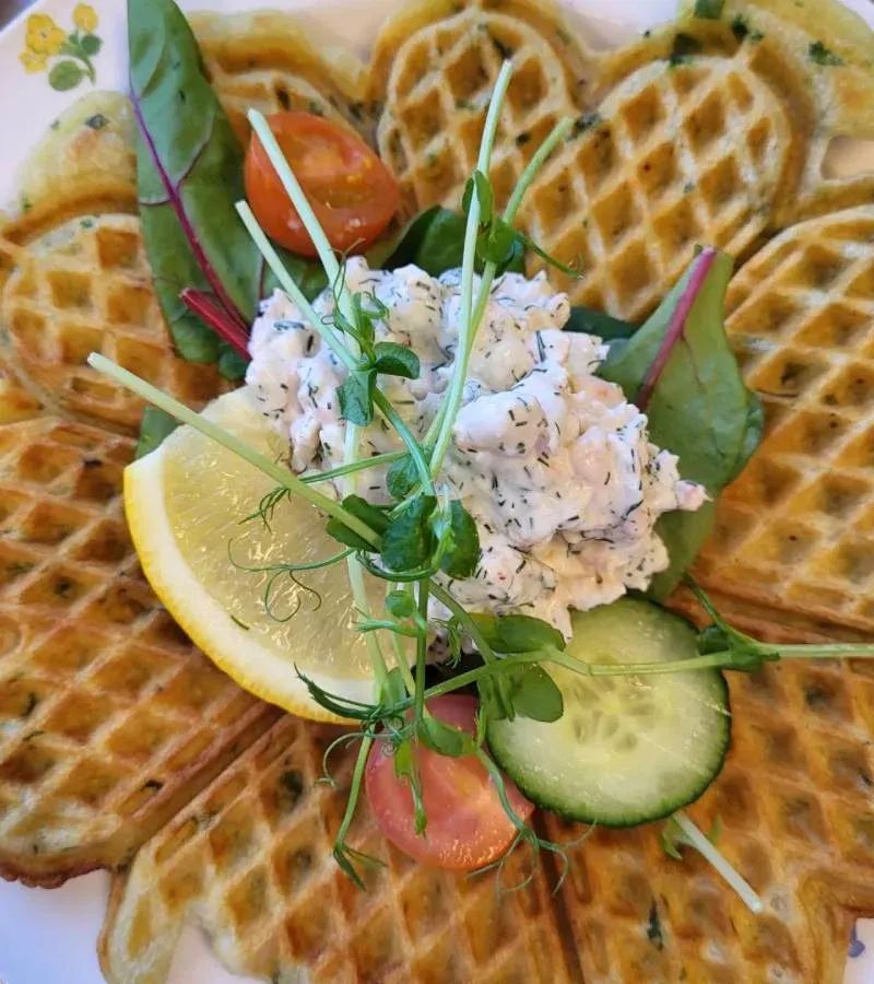 Cateringbricka med smörgåsar och delikatesser från Café Stocke Titt